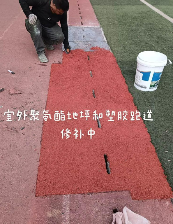 昆玉球场地面翻新维修，核心是先诊断破损